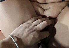 अरे, देखो इस होममेड लैटिना ब्रूनेट को, बड़ी गांड वाली, क्रेजी क्रीमपाई के बाद स्क्वर्ट करती हुई! उसकी काउगर्ल मूव्स गजब की हैं!