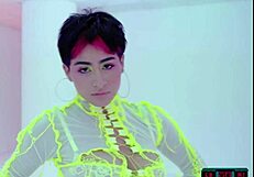 Křivka latina Mia Valentine dráždí v neonovém prádle na odivu