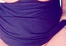 Татуированная толстая латиночка BBW с натуральными сиськами дрочит игрушками