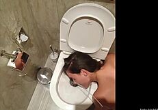 各种场景下男人往我脸上和胸上撒尿，野外超刺激