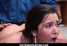 Cuteshoplifter com, видя ли Karlee Grey? Големите ѝ цици и задник хванати да крадат стриптизьорски дрехи!