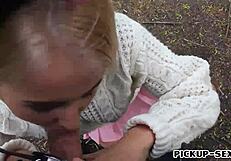 捷克美女Aisha在森林里被猛烈操。她的户外冒险变狂野。