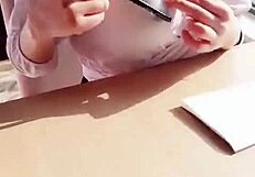 スーパーお尻の中国人ガールがワイルドなシーンでケツを振る。