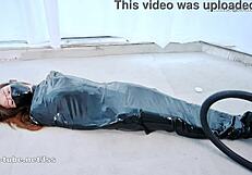 내 아시안 여자가 라텍스 캣슈트 입고 잠자는 동안 묶임