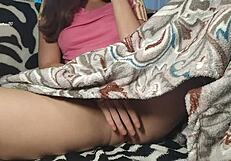 Üvey kız kardeş battaniye altında mastürbasyon yapıyor, kardeş film izliyor