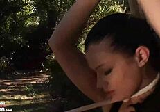 Dom-sub spel buiten met Mistress Jelena Jensen die Aria Giovanni bindt