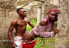 यो, वो मैड बॉय ने स्ले क्वीन को रफ स्लैम किया उस अनफिनिश्ड स्पॉट में, फिर चेयर पर जारी रखा