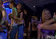 輪姦ビデオが友達とのワイルドなパーティーに大変身