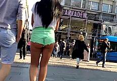 Chaude fille en short moulant se pavane dans la rue