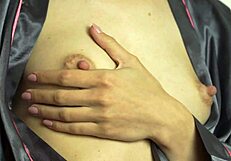 Teini narttu sormeltaa tissejä todelliseen masturbaatio-orgasmiin