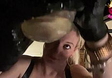 Hé, regarde ça... gros plan de moi ruinée plusieurs fois dans un verre sur une table de traite