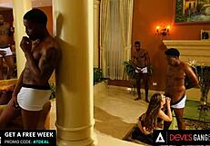 duivels gangbangs - geile brunette bobbi dylan gestoten door vier mannen