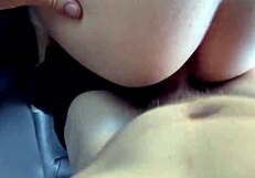 Tipul o regulează tare pe fetița 18+ în bancheta din spate a mașinii