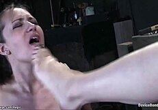 Ich bin besessen vom Anbeten ihrer gefesselten lesbischen Füße