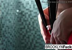 Heiße Brooklyn präsentiert große Titten und perfekten Körper beim Solo-Tease