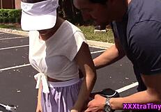 Joven 18+ con tetitas pequeñas follada por polla gigante