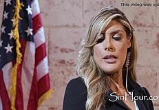 Телохранительница лижет киску пышной секретарши в офисе