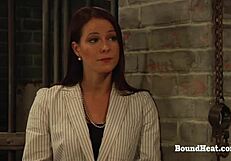 Madame frusta schiava lesbica incatenata