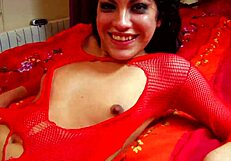 Vania Rodriguez ในถุงน่องแดงให้ Terry Reid เย็ดก้นและปากหยาบ