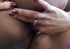 Amigas lesbianas ebony lamen y meten dedos en coños hasta el clímax juntas