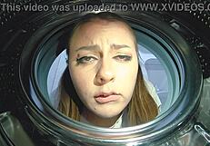 Jeg sitter fast i vaskemaskinen, mannens venn krever sex for hjelp. Svik med Spooky Boogie ender i ansiktsutløsning.