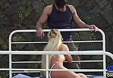 Judith, Christina e Katsuni Adorano Scopare in Giardino