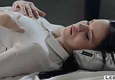 女同情侣在性感内衣中用脸部假阳具硬核骑乘，小巧身躯在丝袜中狂野摩擦