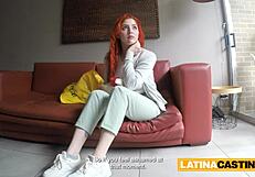 Nevinná kolumbijská zrzka nalákána do falešného castingu. Končí ohnutá, jezdí tvrdě.