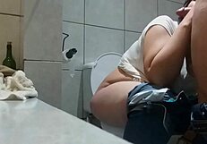 이 BBW 정액걸레가 화장실에서 오줌 싸면서 빨아줌!