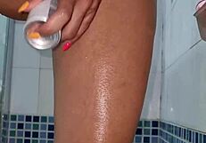 Déodorant après douche—il a glissé dans sa chatte rasée ?