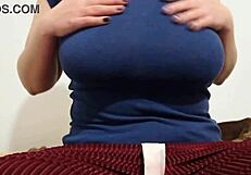 我的大奶在这紧身T恤里晃荡，想看吗？