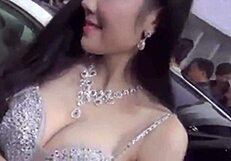 Coup d'œil voyeur dans le décolleté en vidéo candide