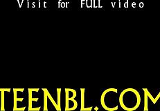 V tejto senzuálnej scéne tínedžerka 18+ trie vlhko a cucá chuj na výstrek