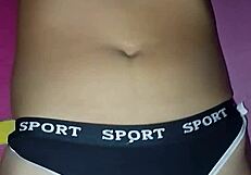 Spelar in min kusin medan hon onanerar i sitt söta privata hörn