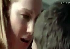 Мащехата ме хвана да зяпам, сега съм в дълбока каша с нея.