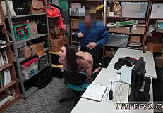 Vintage chlupatá mladá 18+ masturbuje nahá v starožitné uniformě