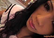 レディボーイMintが屋外でタバコを吸いながらスパンキングされる