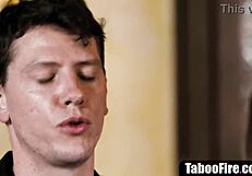 Fratellastro adottivo e sorellastra si uniscono al patrigno per una sessione di sesso threesome selvaggia