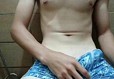 Trę twardego kutasa w kuchni i łazience