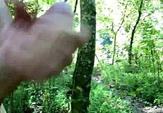 Gorąca akcja nad rzeką z kapiącymi wytryskami! Domowy orgazm nago na świeżym powietrzu