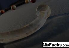 Horúca ázijská pornohviezda Mia Lelani sólo na biliardovom stole