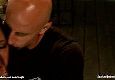 Szczupła biuściasta niewolnica smagana, zakneblowana, związana, potem anal z potworem