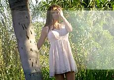 สองสาวเลสเบี้ยนจูบดูดนิ้วกันกลางแจ้ง