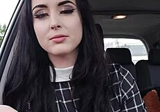 Hete Emo Chick Rookt in Auto