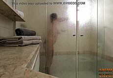 Byla jsem přistižena, jak se připravuji do koupele s mojí latinskou kamarádkou před odchodem