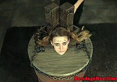 Underdanig tøs udholder hård ydmygelse og straf.