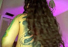 Gatita peluda desnuda provoca con juego en su coño mojado