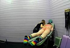 Kova femdom ruoskiminen ja ruoskinta brutaalissa sessiossa