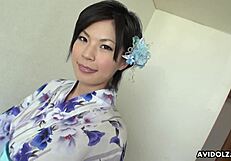 Japonská brunetka v kimonu Saki Aoyama divoce kouří péro bez cenzury