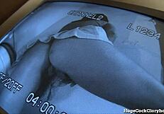 Morena tetona chupa polla monstruosa en gloryhole público